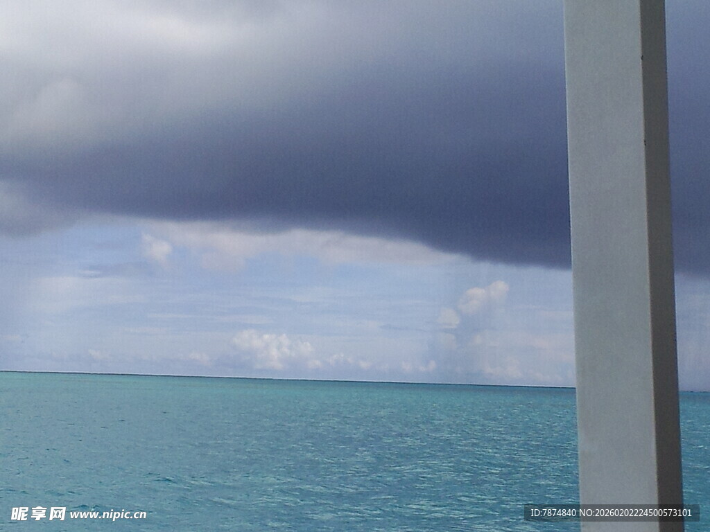 海上风景 蓝天碧海与乌云