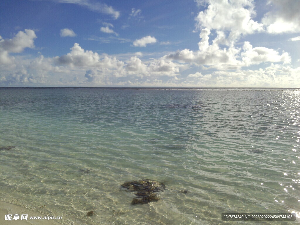 碧海蓝天的宁静海滨风光