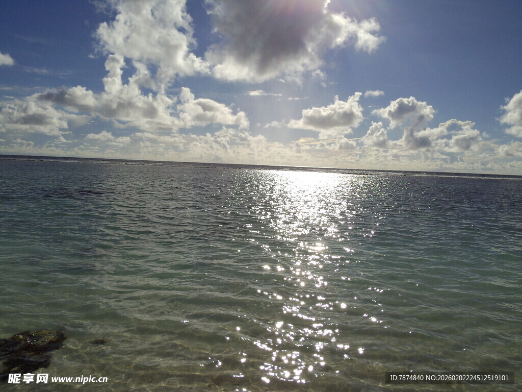 阳光照耀下的宁静海面