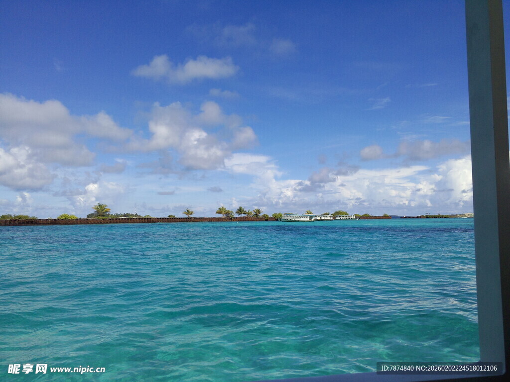 海上美景 蓝天碧海与远岸