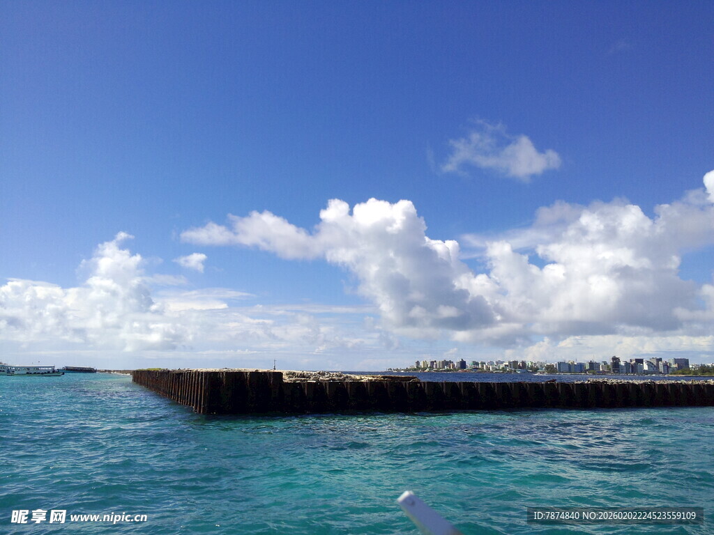 海上船只与蓝天白云美景