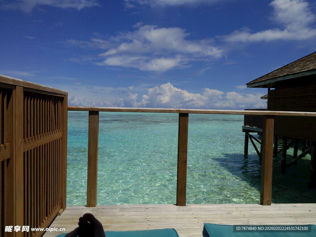 海景木屋前的美丽蓝色水域