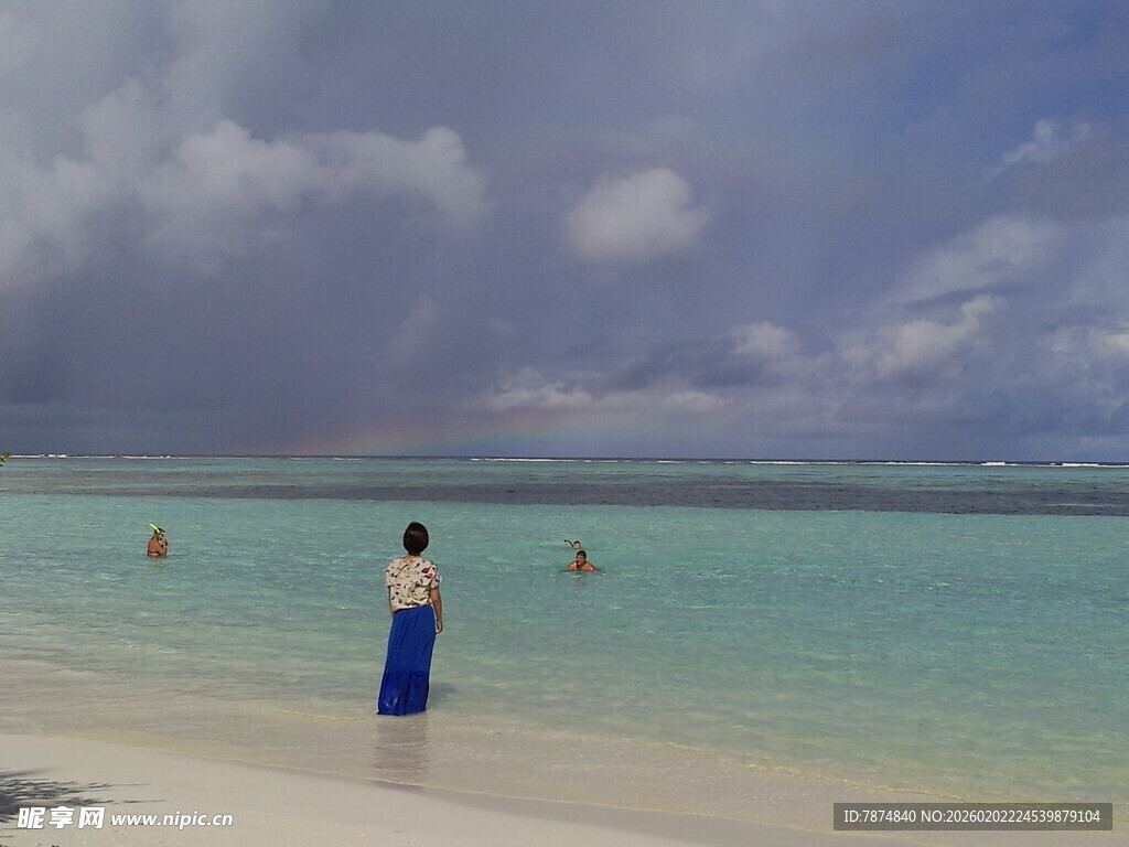 海边漫步的女子与海景
