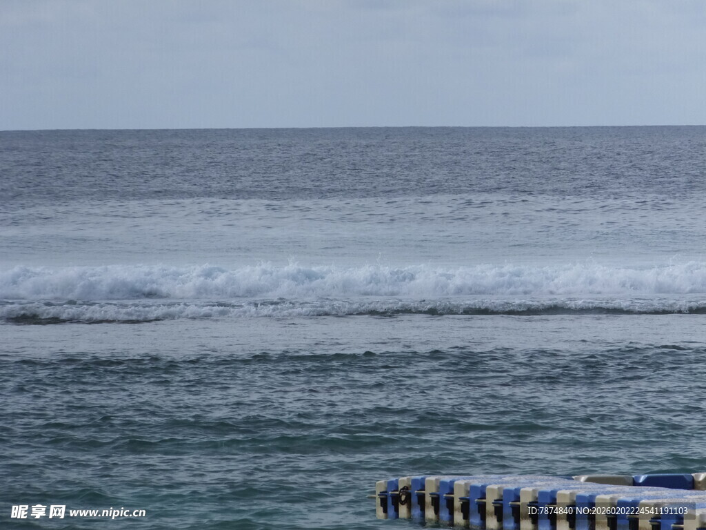 海边波浪与彩色浮标景观