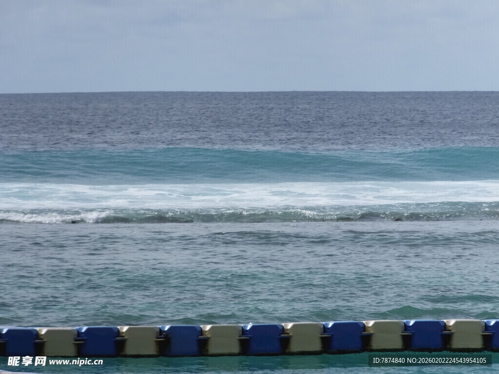 海边多彩座椅与蔚蓝大海