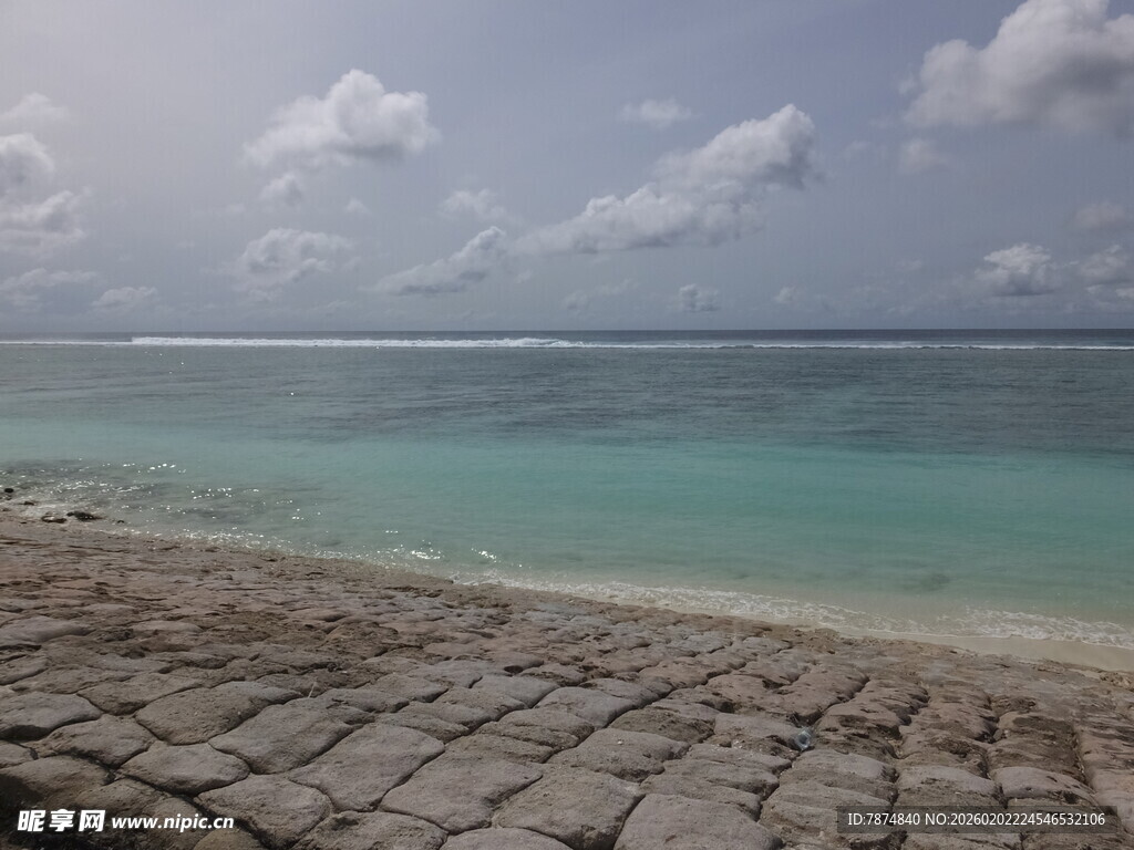 海边石砌岸 碧海蓝天景