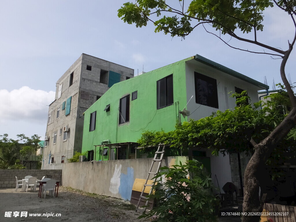 绿色外墙的临街特色建筑