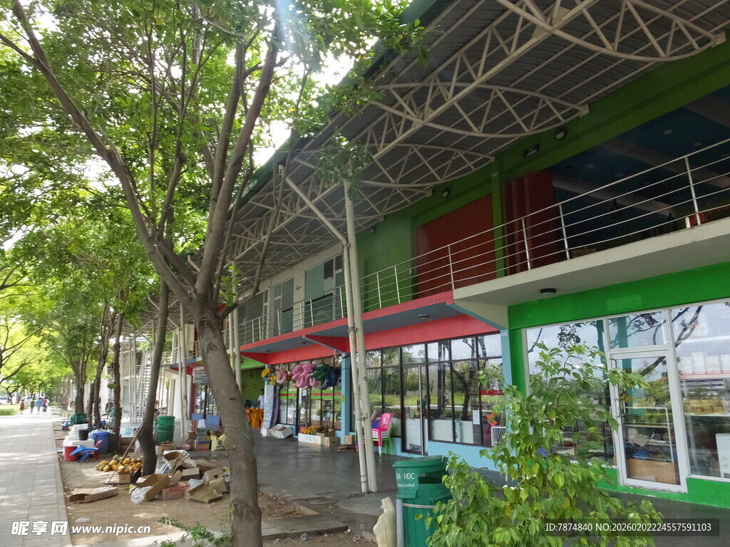 户外绿植环绕的休闲场所