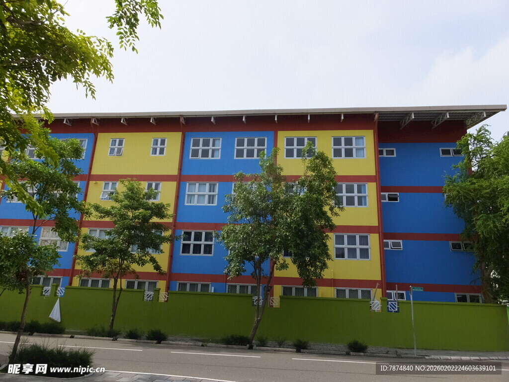 多彩外观的多层教学楼