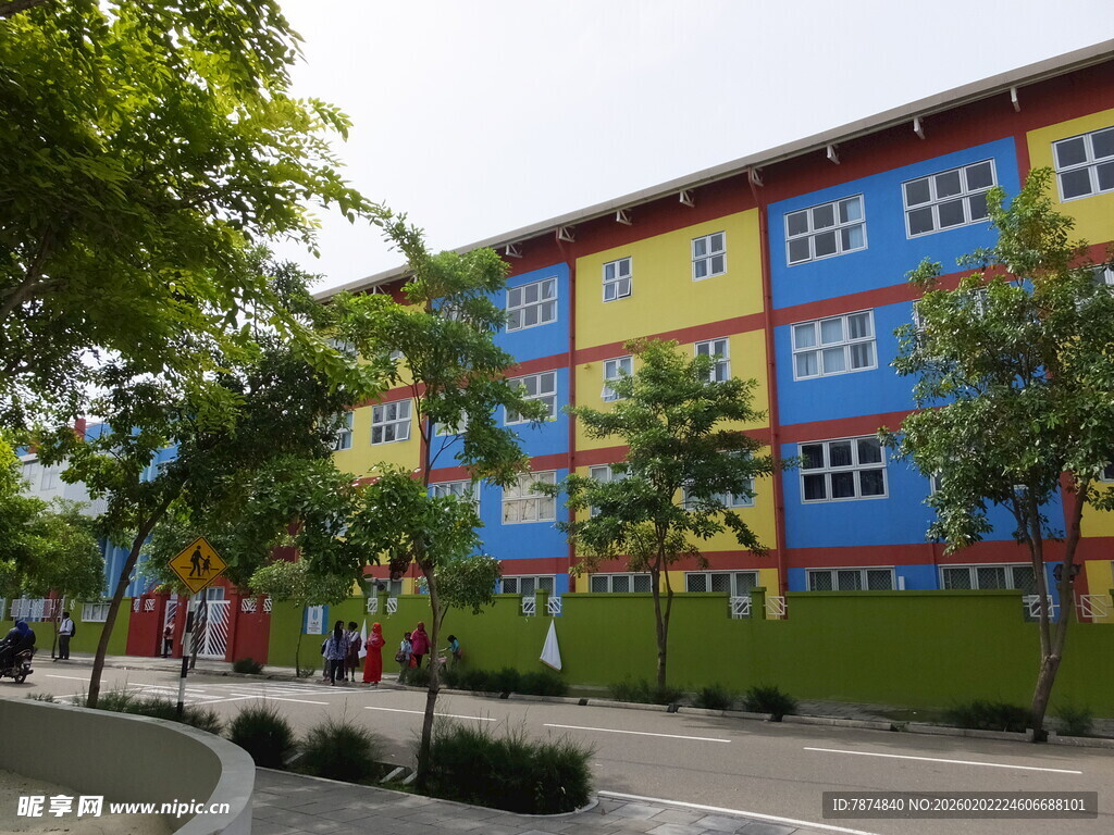 多彩外观的现代学校建筑