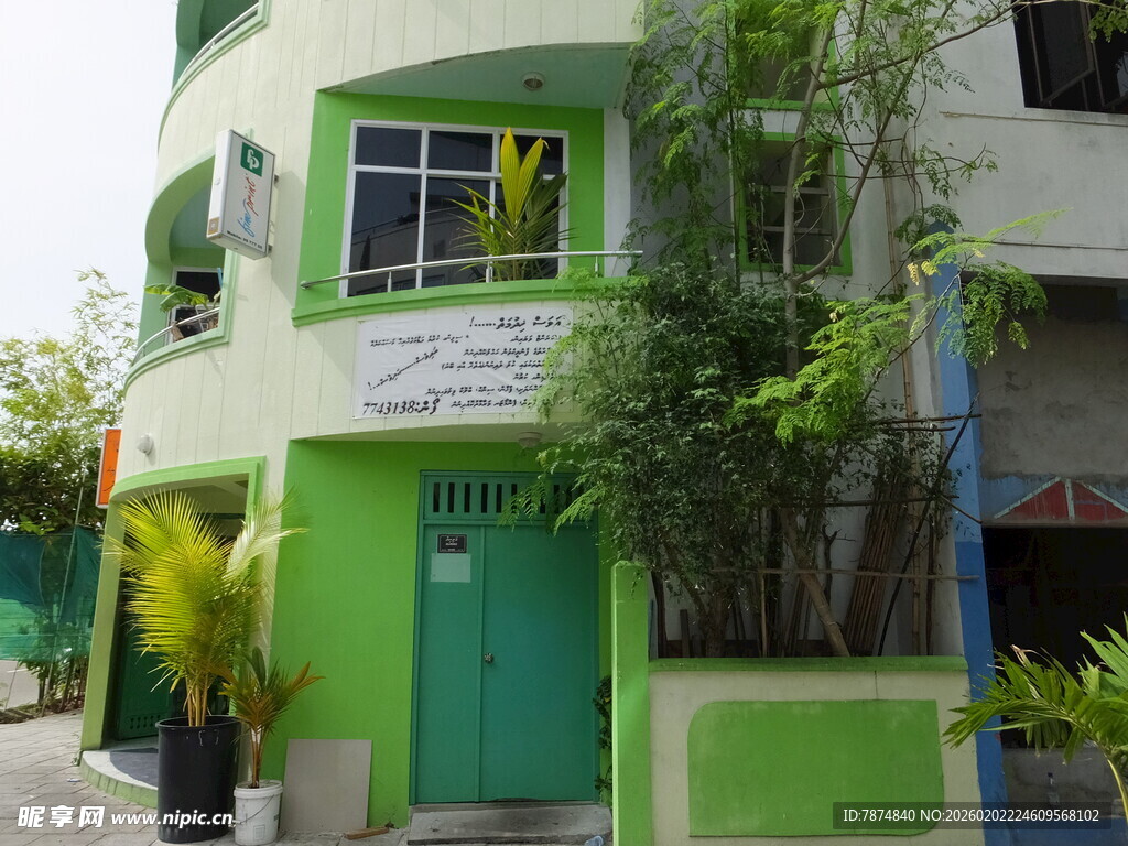 绿色清新的街边建筑