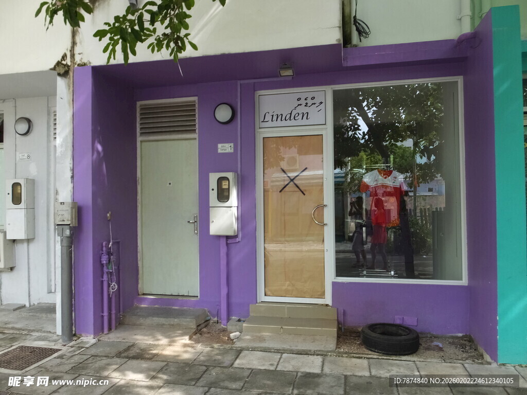 紫色系临街商铺外观