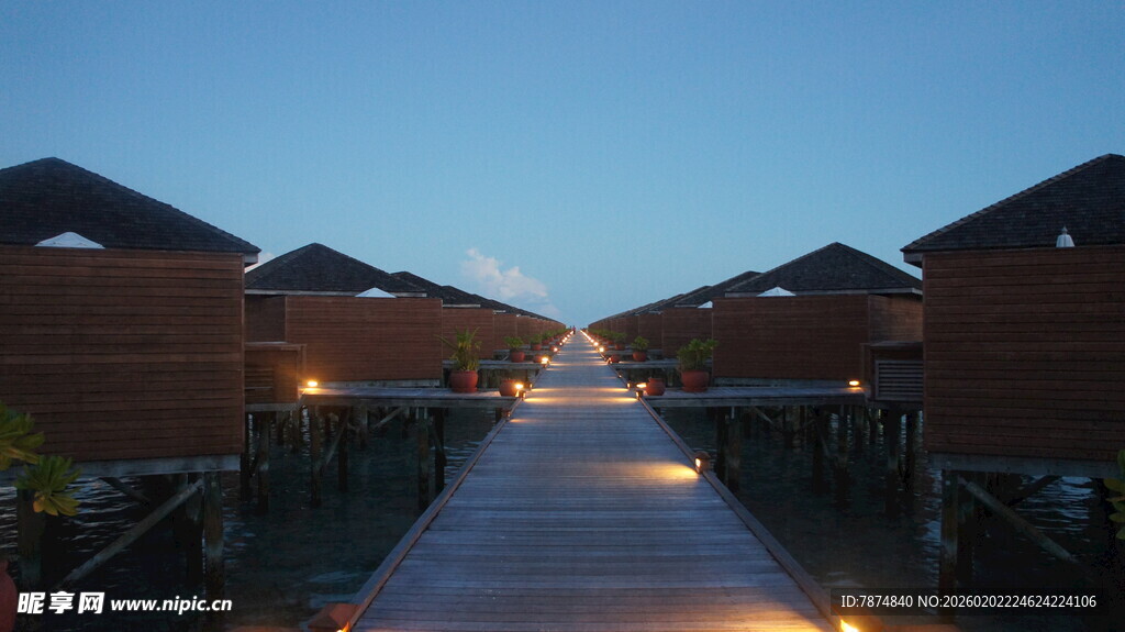 黄昏下的水上木屋栈道