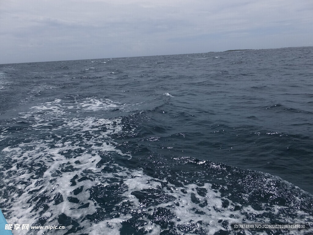 海上行舟泛起白色浪花
