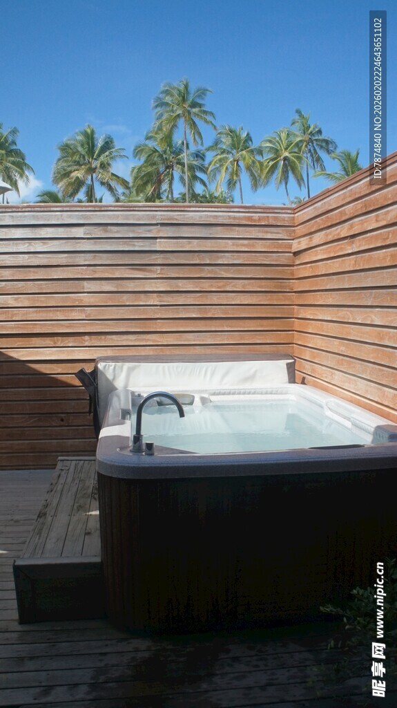 户外木质浴缸休闲场景