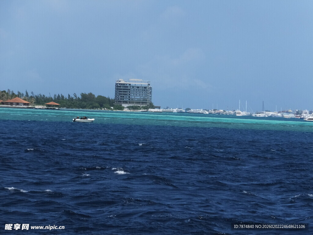 碧海蓝天中的海上风光