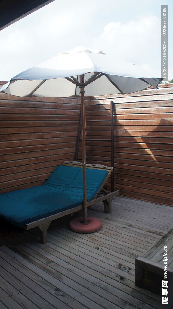 户外休闲露台躺椅与遮阳伞