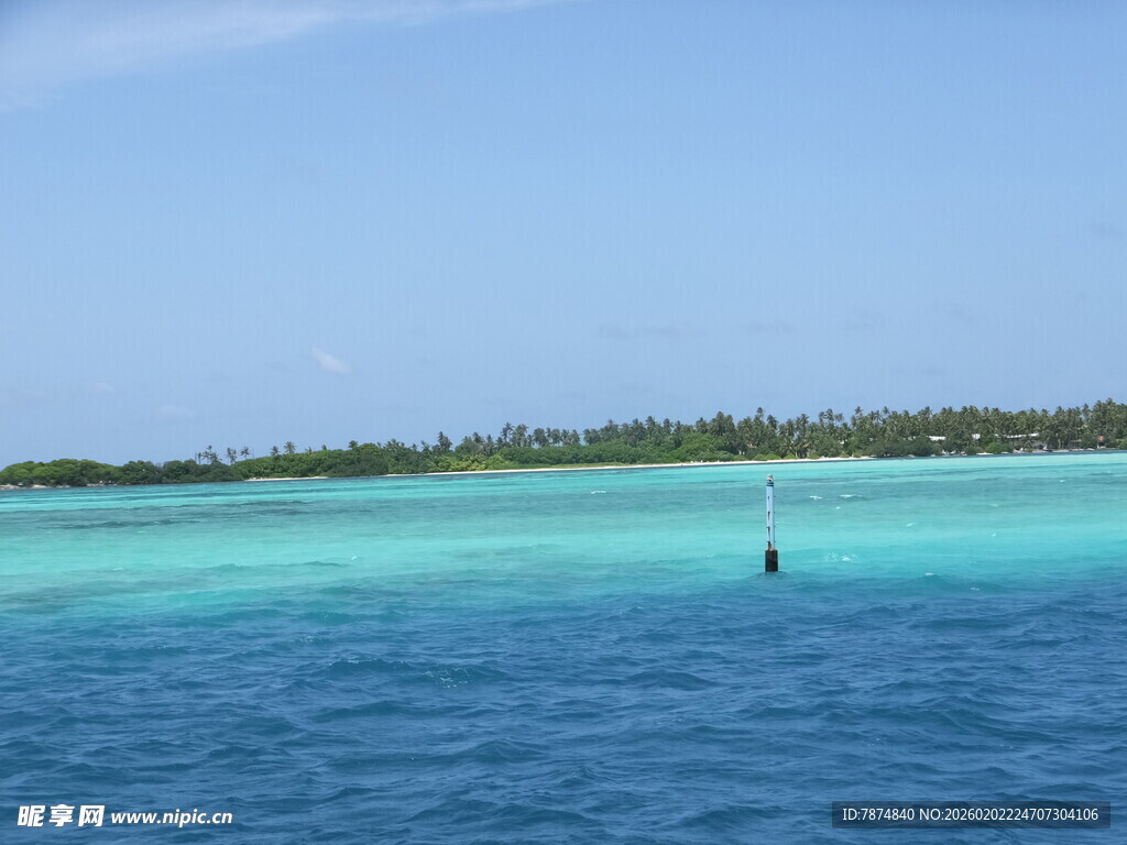 碧海蓝天中的海上孤影