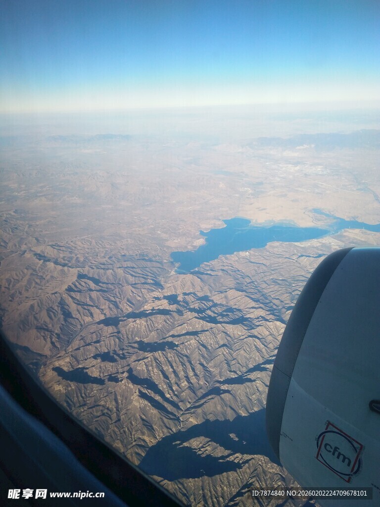 飞机舷窗下的大地景观