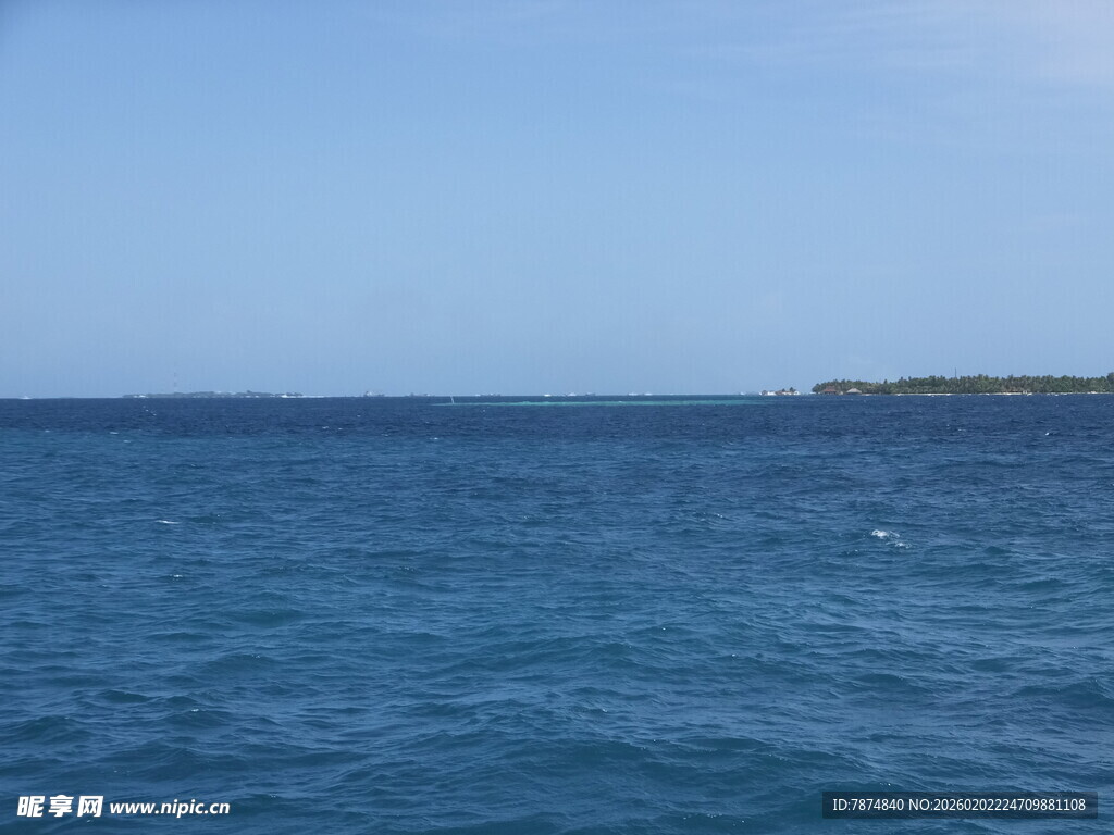 广阔蔚蓝大海与远方岛屿