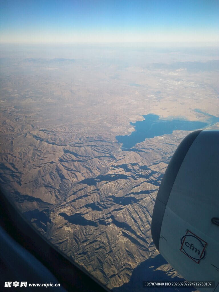 机窗外的壮丽大地景观