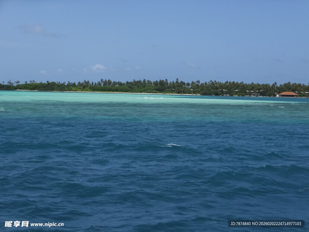 碧海蓝天中的美丽海岛
