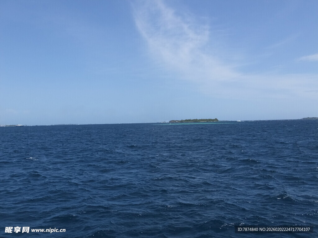 广阔海洋中的远方小岛