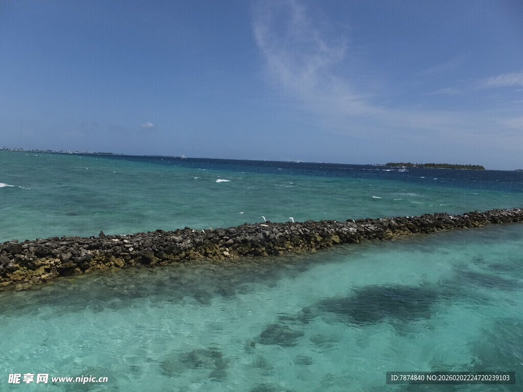 碧海蓝天中的礁石海岸