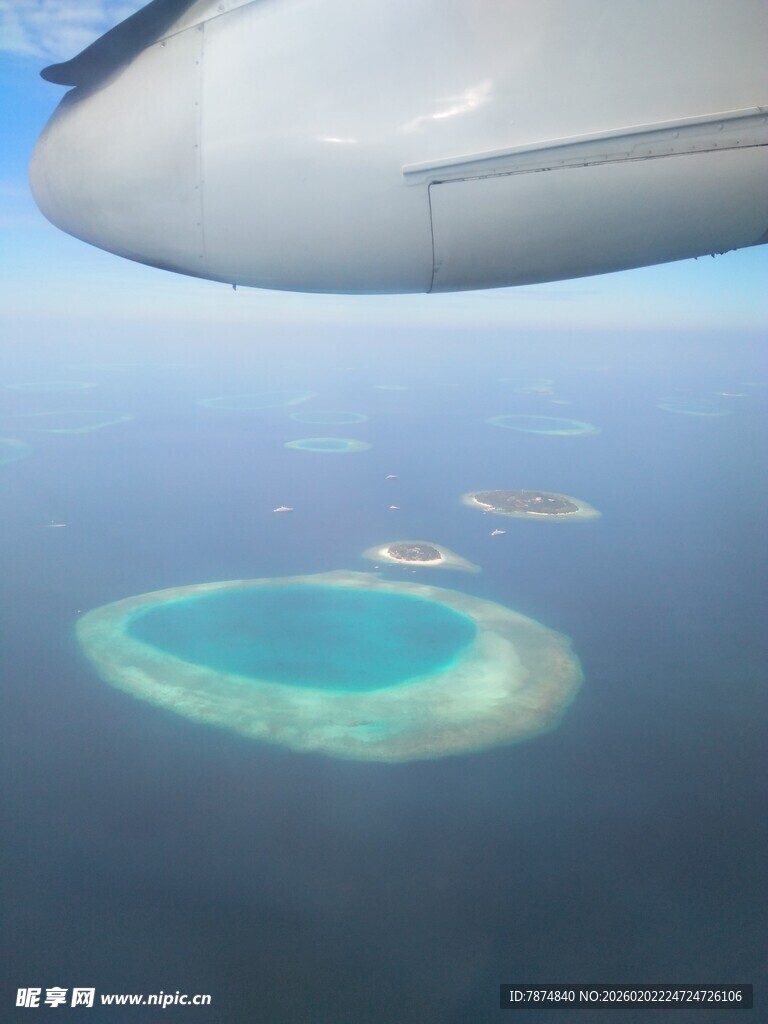 空中俯瞰美丽环状珊瑚岛