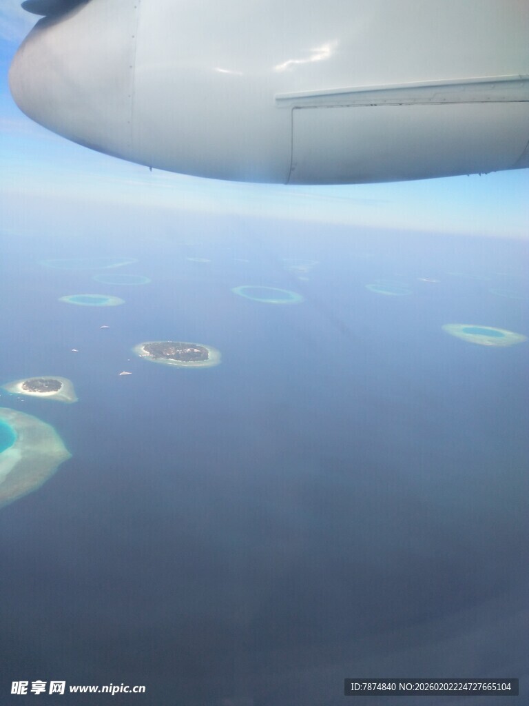 飞机俯瞰海上岛屿景观