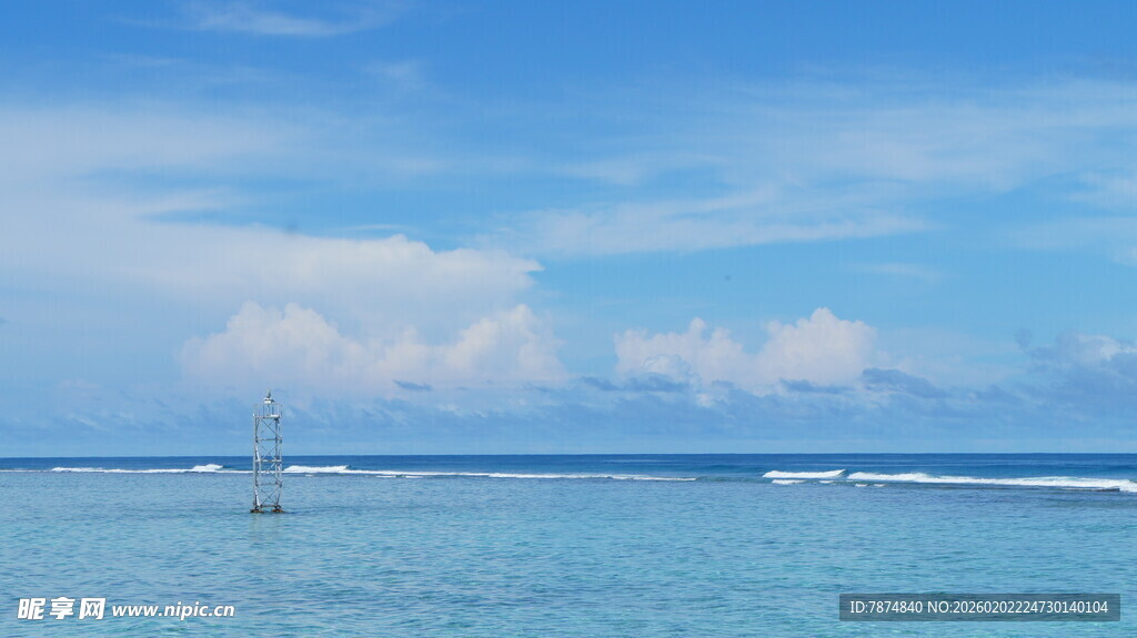 碧海蓝天中的海上风光