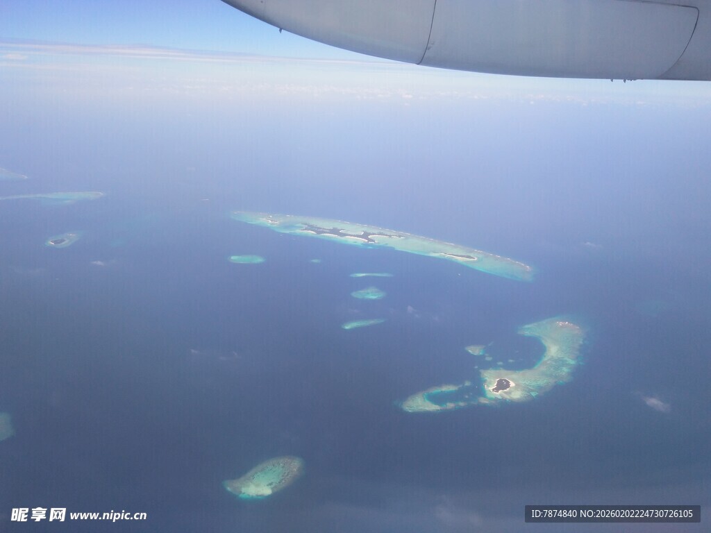 高空俯瞰海中美丽岛屿