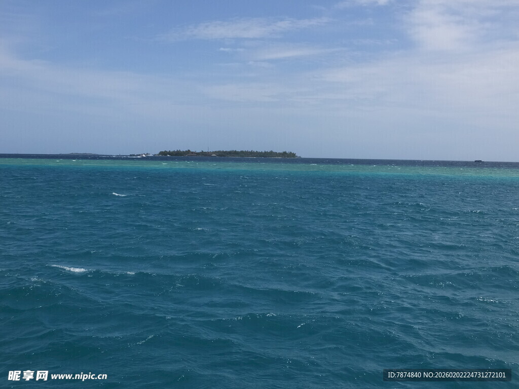 广阔蓝海上的远方小岛