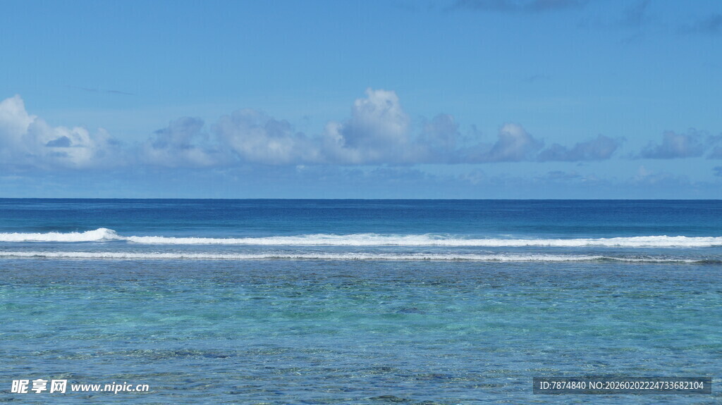 碧海蓝天间的美丽海岸线