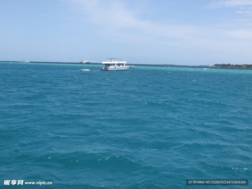 碧海之上的船只景象