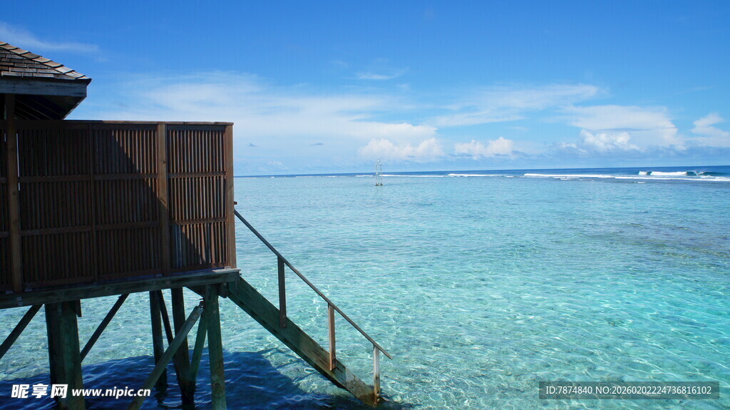 水上木屋旁的澄澈海景