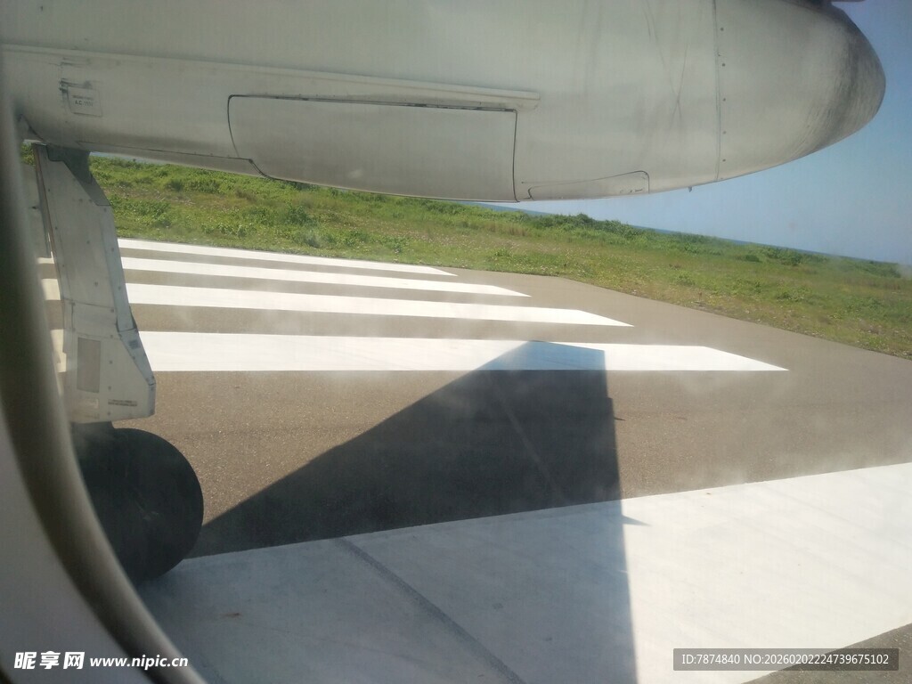飞机窗外的跑道景象