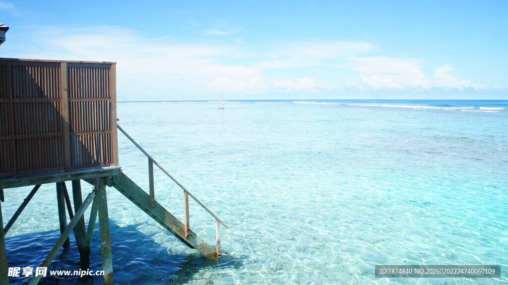 海边木质栈桥伸向清澈大海