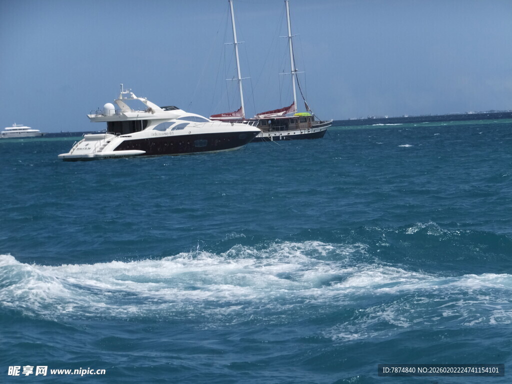 海上飞驰的豪华游艇