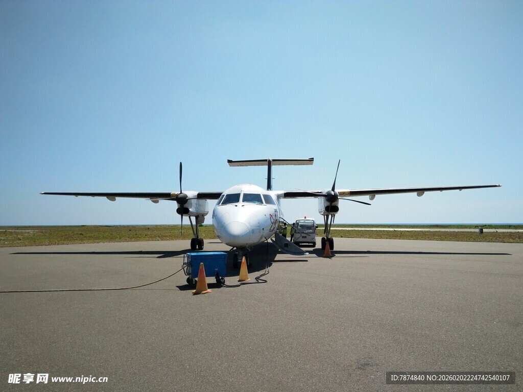 停机坪上的双螺旋桨飞机