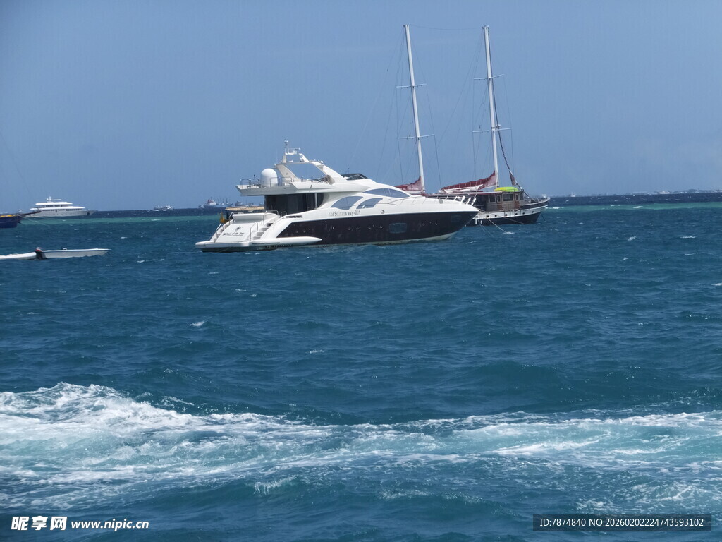 海上航行的豪华游艇