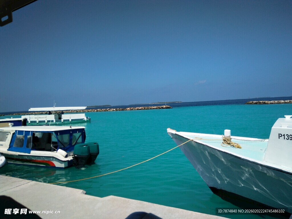 停靠码头的两艘豪华游艇