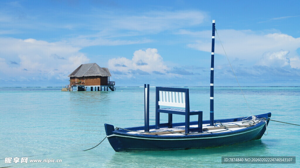 海上小船与远处水上小屋