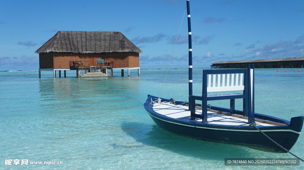马尔代夫海上小屋与小船