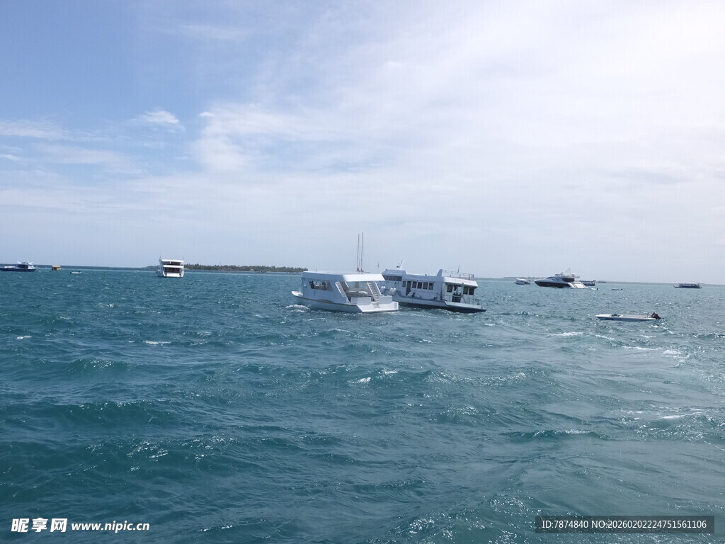 海上船只航行景象