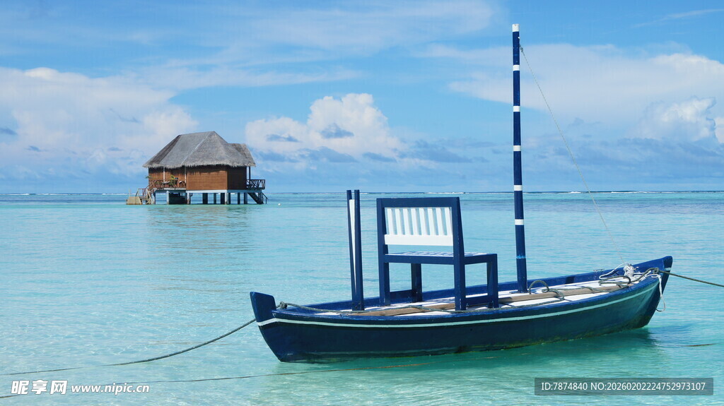 海上孤舟与小屋的静谧景致