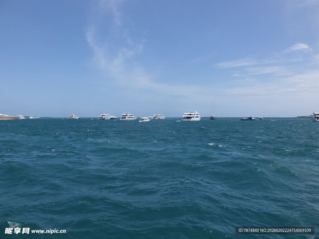 碧海蓝天中的海上船只