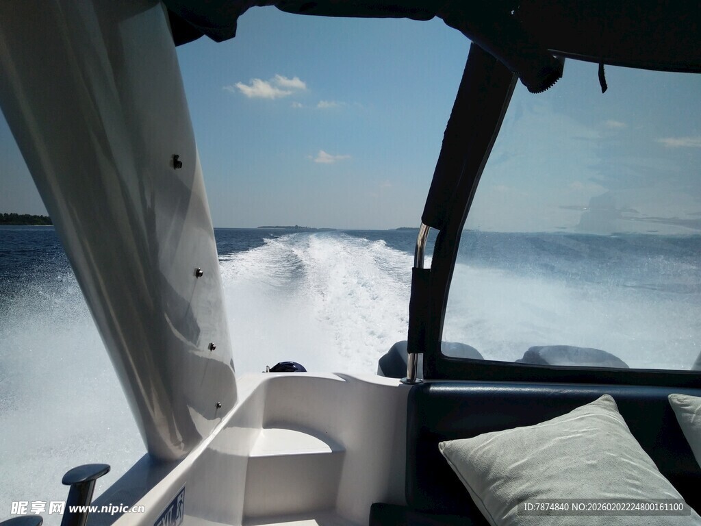 乘船海上破浪惬意时刻