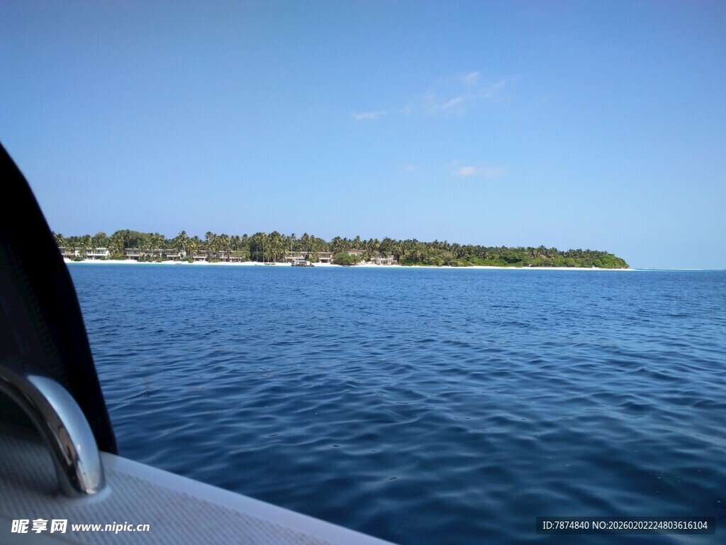 海上视角望远方岛屿风光