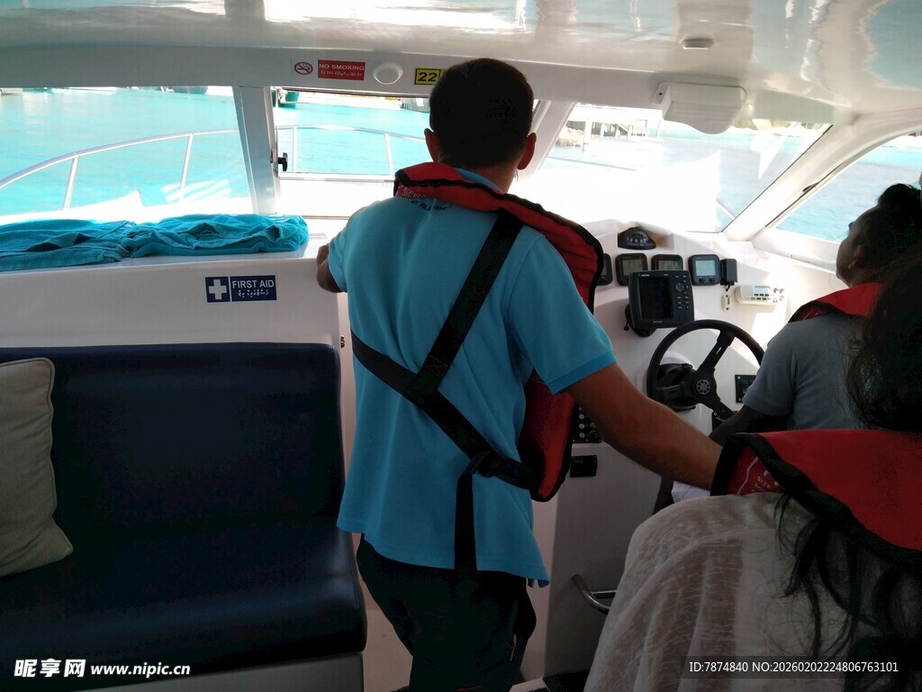 船员协助乘客穿救生衣